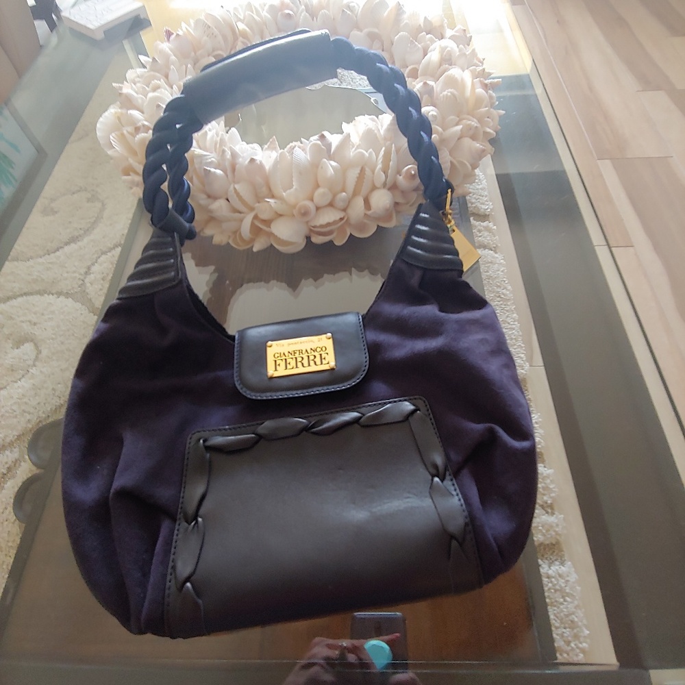 Beautiful navy sholder bag!  Almost new..13" x 9"